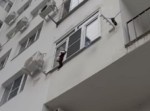 間一髪！　建物の窓から落ちて来たネコを…