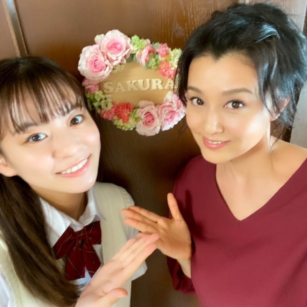 藤原紀香、ドラマの母娘ショットを公開で大反響「姉妹みたい」「肌が18歳と…」