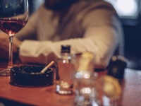 週1本のワインは週5～10本のタバコと同じリスク。お酒とガンの関連性をタバコで換算