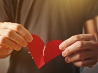 「かわいいけど、付き合っても長続きしなさそう」と思う女性の特徴10