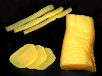 こちらは普通のたくあん（Alice Wiegandさん撮影、Wikimedia Commonsより）