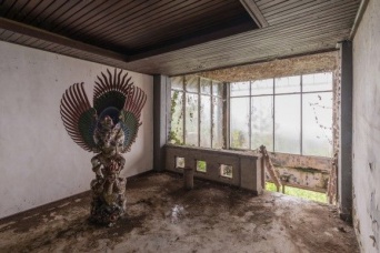 放置された神々の像が独特な世界観を生み出している、バリ島の廃墟ホテル「ベドゥグル・タマン」