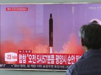 北朝鮮の弾道ミサイル発射を伝える韓国メディア（写真：AP/アフロ）