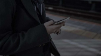 冬の夜、電車で（画像はphotoAC）