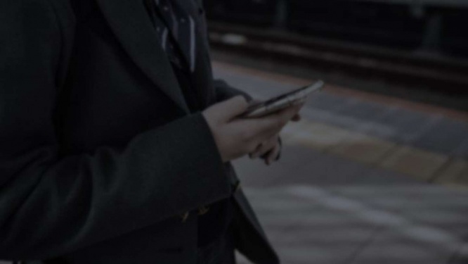 冬の夜、電車で（画像はphotoAC）