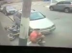 映画のワンシーンのよう。　とっさに車の陰に隠れパトカーをやりすごす。