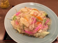 記者が会社の近所で食べている皿うどん。「固いの」と注文するとこちらに