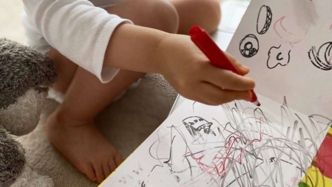 お絵描きしているときに、甘えて困らせて...(画像はphotoAC)