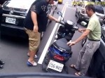 台湾で発生した、まるで漫画のようなスクーター事故の映像！