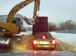 ロシアの重機使いが男前すぎる！　雪道ではまったトラックを…