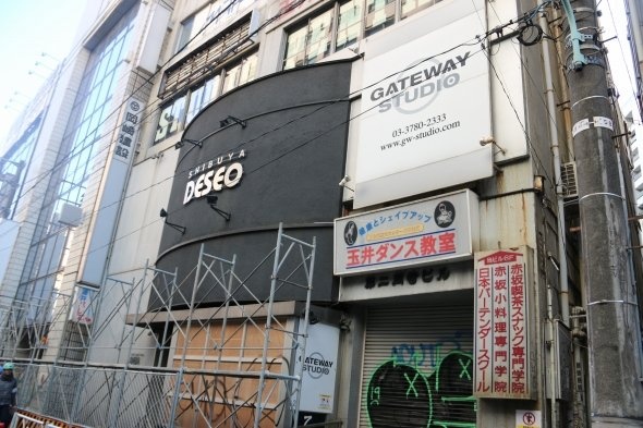 主を失った雑居ビルがあまた。多種多様な看板が興味深い