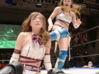 赤井沙希に蹴りを見舞う雪妃真矢