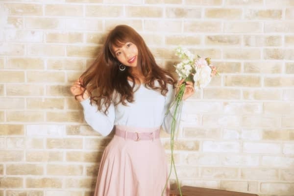 花を持つ女性の画像