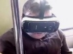 歩きスマホの先を行く！？　“電車内ＶＲ”目撃事例が早くも話題に…