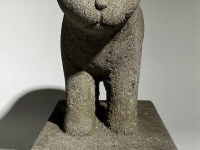 「すごい見たい、このこ」　企画展「いつもそばには猫がいた」で展示中の〝猫石像〟にネットめろめろ