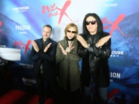 YOSHIKI＆KISSジーン・シモンズがXポーズ！　マリリン・マンソンも登場　X JAPANドキュメンタリー映画『We Are X』世界プレミア開催