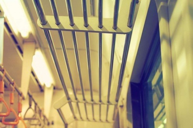 網棚から荷物を下ろしてくれた（画像はイメージ）