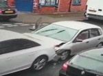 事故を起こした車から“逃げてく人”！⇒　その姿に空いた口が塞がらないw