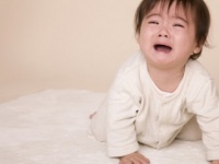 泣く子を置いて、携帯いじりかよっ!!　夫の行動に、妻がイラッとする瞬間・6