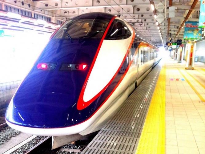 新庄駅に停車する山形新幹線（写真ACより）