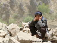 首都サヌア近郊の村で、空爆で破壊された自宅跡にたたずむ男の子。(C)UNICEF_NYHQ2015-0857_Hamoud