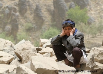 首都サヌア近郊の村で、空爆で破壊された自宅跡にたたずむ男の子。(C)UNICEF_NYHQ2015-0857_Hamoud