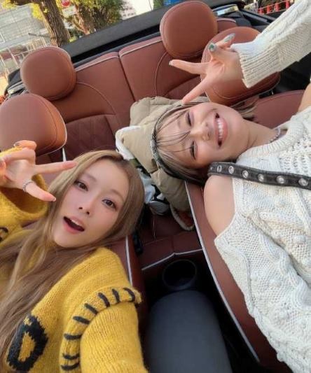 重盛さと美、イエローニット×デニムのミニスカートの秋コーデが 重盛さと美、イエローニット×デニムのミニスカートの秋コーデが