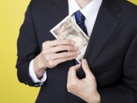 男性は年収を「彼女から聞かれたい」or「自分から話たい」？→7割以上が〇〇