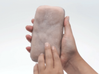 スマホいじりがはかどる？はかどらない？人間の皮膚と感覚を再現したスマホケースが開発される（フランス）