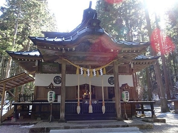 御岩神社拝殿（Papakuroさん撮影、Wikimedia Commons