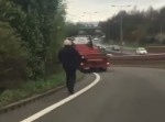 「止まってくれー！！」　サイドブレーキをかけ忘れたトラックが…