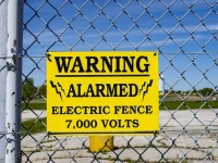 強盗対策のため触れると電気ショックを与える電気柵を設置するアメリカの経営者たち