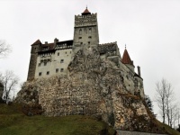 ドラキュラの城がワクチン接種会場に。吸血鬼が牙を刺すスタイルではないよ（ルーマニア）