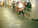 【衝撃】スマホが爆発して女性のカバンが炎上する決定的瞬間