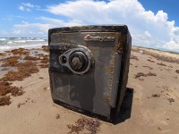 海からどんぶらこっこと流れてきたのは頑丈な金庫だった！中に入っていたものとは！？