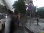 横断歩道を裸で渡る女性がいた！