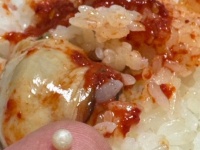 生牡蠣キムチを食べてたら...「ガリッ」何の音？　まさかの事態に16万人困惑