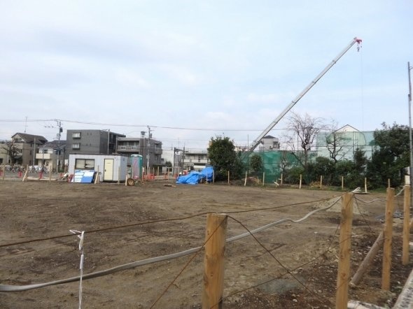 碧雲荘(右奥)の背後には、広大な更地が