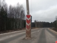 一方ロシアでは、道路の真ん中に電柱がたっていた