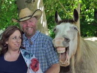 馬スマイル！出産間近のカップルが記念撮影中、家族の馬が極上の笑顔を見せてくれたよ！（アメリカ）