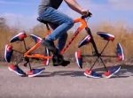 乗ってみたい！　シューズをたくさんはめて作った自転車。