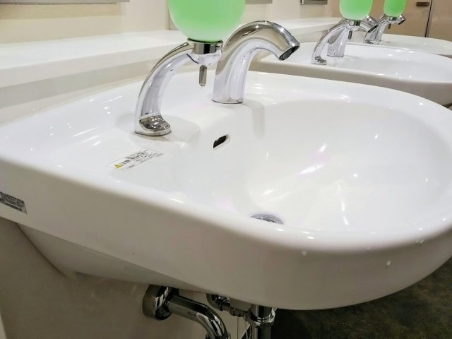 「小学校の修学旅行でおねしょした私。こっそり下着を洗っていると、後ろから若い女の先生が...」(福岡県・30代女性)