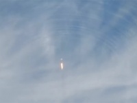 ロケットの振動に大気が震える。ロケットが空中に描いた円形に広がる波紋が、虹（彩雲）を消していく様子がわかる映像