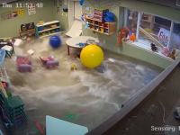 突然の浸水！一瞬にして幼稚園の一室が水浸しになる恐怖