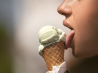 あの「アイス舐め事件」後、Twitter上で関連投稿が相次ぐ。正しいアイスの買い方・食べ方から模倣犯まで！