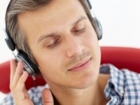 好きな音楽を聴いてリラックス……男性に聞いた！　ストレス解消＆気分転換法4選