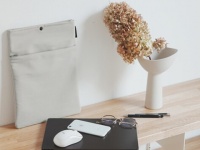 通勤バッグの圧迫問題を解決！　かさばらないPCケースがbon momentから新登場