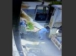 トラック運転手がタイヤのチェックと見せかけ、女性下着を盗む衝撃映像