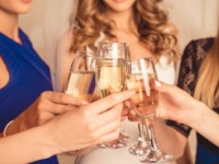 結婚報告⇒疎遠になる友人の特徴・5　「負けずぎらいで……」ほか