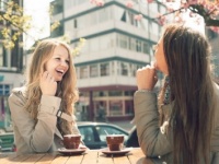 ヤバイ、見つかった!!　友人にキスマークを発見されたときのごまかし方3選！